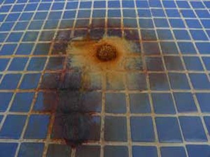 Corrosión y machas en la piscina