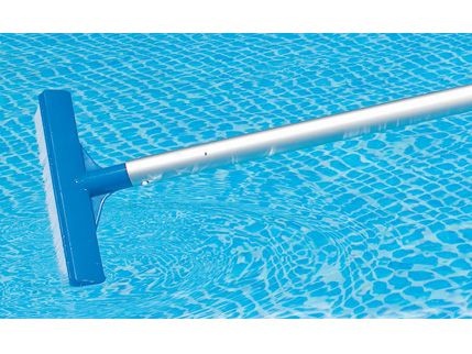 ¿ Cómo limpio las paredes de mi piscina ?