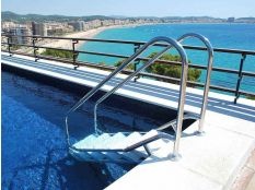 Escalera piscina de fácil acceso ancho 500 mm en acero inoxidable Aisi 316L Electropulido Flexinox