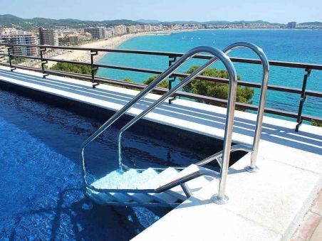 escalera piscina fácil acceso acero inoxidable aisi 316 ASTRALPOOL